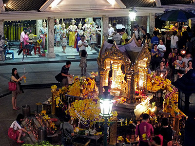 Erawan Shrine - Bangkok - 23 December 2012 - 19:27