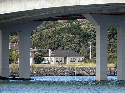 Waterfront Road - Mangere Bridge - Auckland - 2 March 2015 - 9:56