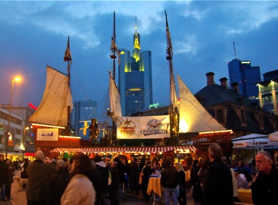 Ein Piratenschiff namens Oberbayern in Frankfurt.