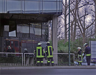 und weil da die fassadenteile durch die gegend flogen und sich keiner darum kümmerte, da hab ich dann doch besser mal die feuerwehr geholt.