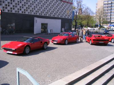 Ferraris vorm neuen Rathaus