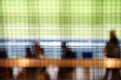 Zuschauer hinter Gittern im Fussballstadion. Autofocus völlig verwirrt.