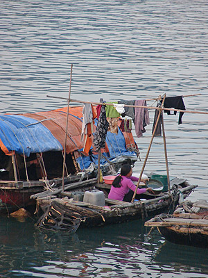 Floating Village - Cat Ba - Halong Bay - Vietnam - 3 January 2008 - 18:05