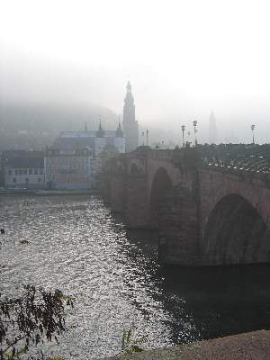 Heiliggeistkirche und Alte Brücke im Nebel