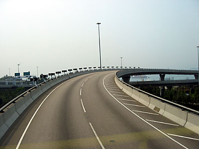 Straße zum Flughafen Chek Lap Kok (Hong Kong)