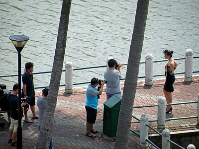 (Männliche) Hobbyfotografen mit Modell - Kallang Riverside Park - Singapore - 17 April 2010 - 11:45