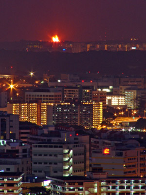 Das Feuer brennt seit etwa 2 Stunden und ist wahrscheinlich in Jalan Pekliling in Malaysia, i.e . mehr als 20km entfernt.