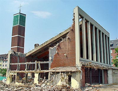 eigentlich sollte man doch die kirche im dorf lassen...