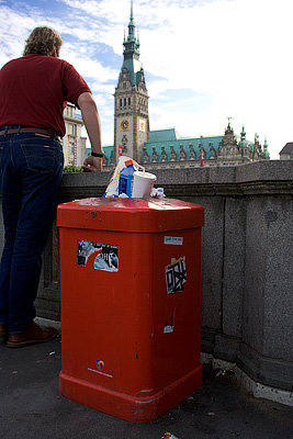 Rathaus und Mülleimer