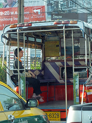 Thanon Sukhumvit - Bang Na - Bangkok - 21 November 2011 - 7:46