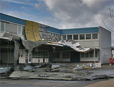 luftfrachtgebäude am flughafen