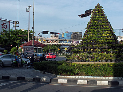 Marayaddee Junction - Thonburi - Bangkok - 4 June 2012