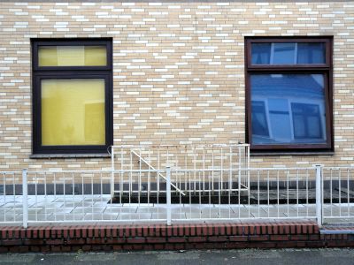 jede schöne strasse muss auch ein tristes haus haben