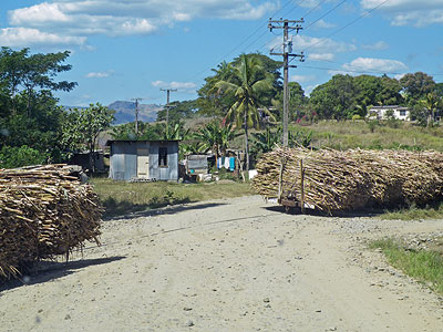Einfamilienhaus an Durchgangsstrasse mit ebenerdigem Bahnübergang - Miegunyah - Nadi - Fiji Islands - 20 August 2010 - 13:34