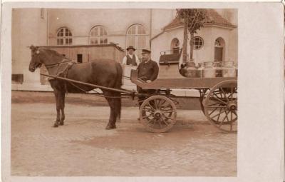 Mein Großvater, ca. 1910, mit Milchwagen
