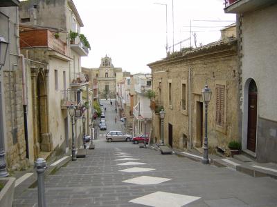 Mirabella mit Blick auf die Piazza und Kirche