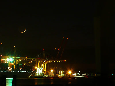 Der Mond heute am Hafen