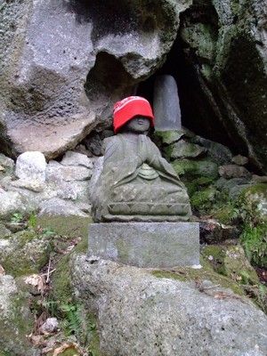 Ganz üblich, die Steinfiguren mit Mützen und Lätzchen zu be-kleiden.