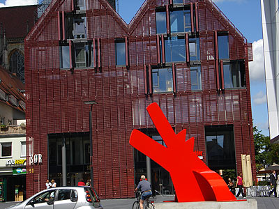 Keith Haring vorm Museum Weisshaupt