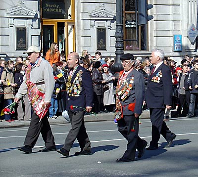 Veteranen auf dem Newski Prospekt