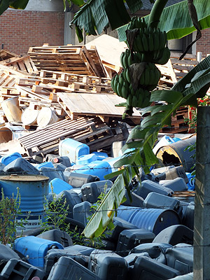 Tobacco Monopoly - Sukhumvit Soi 4 - Khlong Toei - Bangkok - 29 November 2011 - 7:38