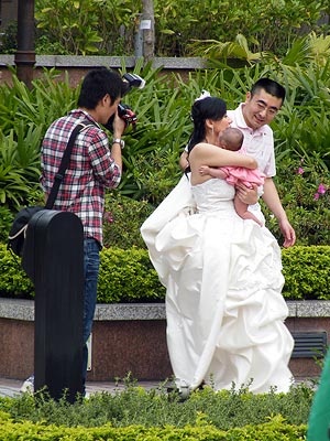 Meine Oma hätte jetzt gesagt: &quot;Sowas dummes - vor der Hochzeit noch was Junges&quot; - Salisbury Gardens - Hong Kong - 1 April 2010 - 17:00