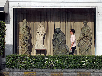 Thanon Charoen Krung - Bang Rak - Bangkok -  5 September 2011 - 7:54