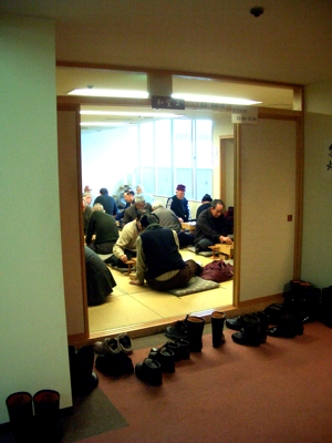 Ein Raum in einem Kaufhaus, in dem Männer Shogi oder Go spielen.