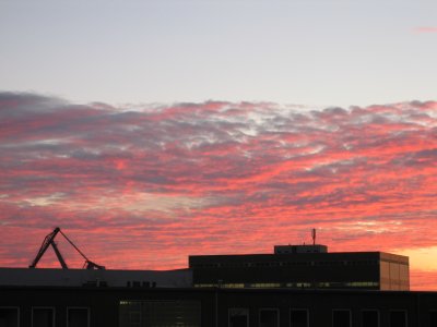 sonnenuntergang im industriegebiet