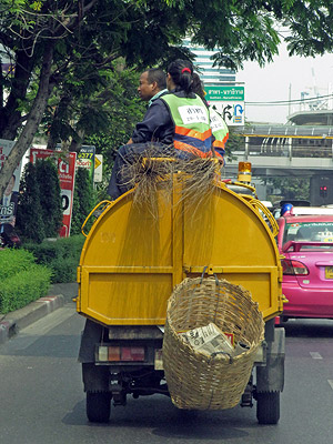 Thanon Narathiwas Rajanagaindra - Sathon - Bangkok - 16 February 2013 - 11:18