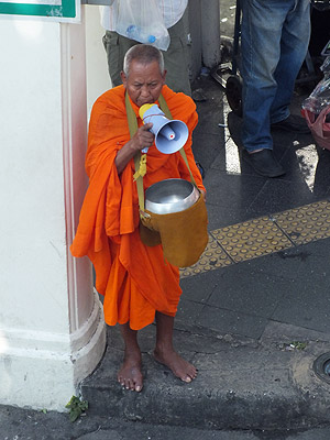 Thanon Si Lom - Bangkok - 5 August 2011 - 8:18