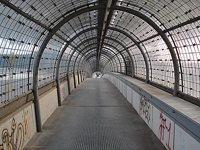 so ein brückentunnel für die fussgänger, damit die nicht nass werden bei regen.