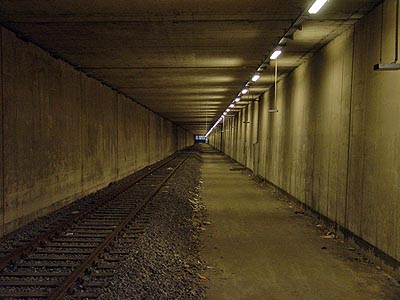 ...flughafentunnel in der stadt