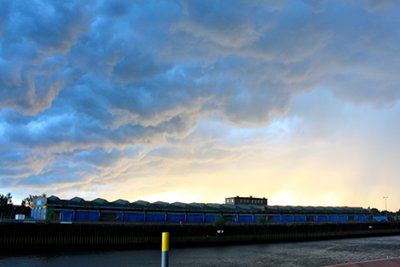 Dramatik beim Sonnenuntergang am Überseehafen