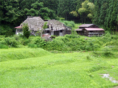 Shinden, ein Bergdorf mit etwa 12 Gehöften bei Yamagata. Ein Teil der Felder liegen brach, 5 Häuser sind schon verlassen