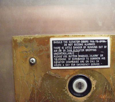 &quot;there is little danger (...) of thhis elevator dropping uncontrollably&quot;
<br/><br/>

<br/><br/>
da war ein ganz mieser zwerg am werk.
<br/><br/>
