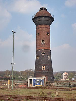 das einzige gebäude, dass bleiben wird auf diesen 90 hektar bahnbrache...