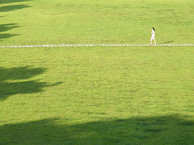 Weg, Mädchen und Schatten - Block 585 - Ang Mo Kio Avenue 3 - Singapore - 20090519 - 17:30