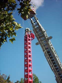 Ein Junge baut einen Turm aus 20 Cola-Kisten.