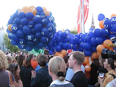 Lustige Protestaktion der JU, die Luftballons steigen ließen