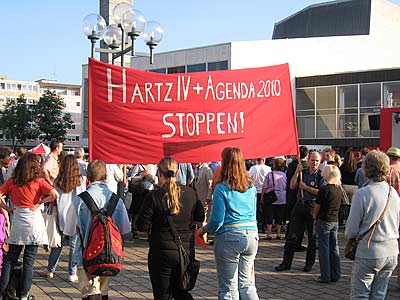 Proteste bei der Wahlkampfrede von Gerhard Schröder