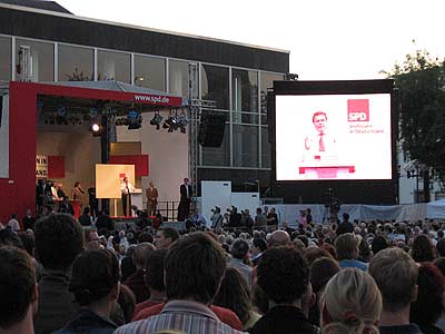 Gerhard Schröder hält seine Wahlkampfrede auf dem Theaterplatz