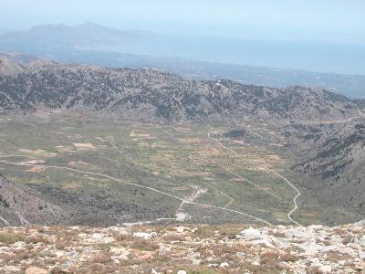Blick auf die Omalós-Hochebene vom Gipfel des Gíngilos aus.