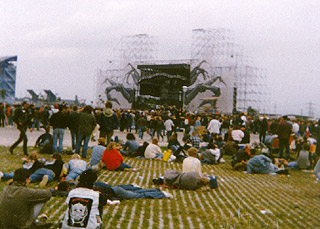 Scorpions et.al - ca.1985, open air in Mannheim, es goss meistenteils wie aus Kannen; hier eine kurze Regenpause.