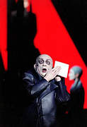 Christian Grashof als Dr. Caligari in R. Wilsons gleichnamiger Auff&amp;uuml;hrung in Berlin