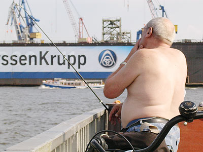 dicker angler vor schwimmdock