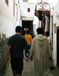 ronin mit Mohamed in den ueberdachten Strassen von Tetouan