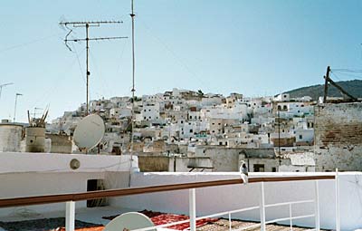 Tetouan mit bewohntem Huegel, Blick von einer Terasse