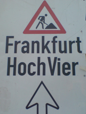 Frankfurter Strassenschild mit &quot;Frankfurt HochVier&quot;, wozzek