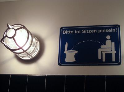 Bitte Im Sitzen Pinkeln!